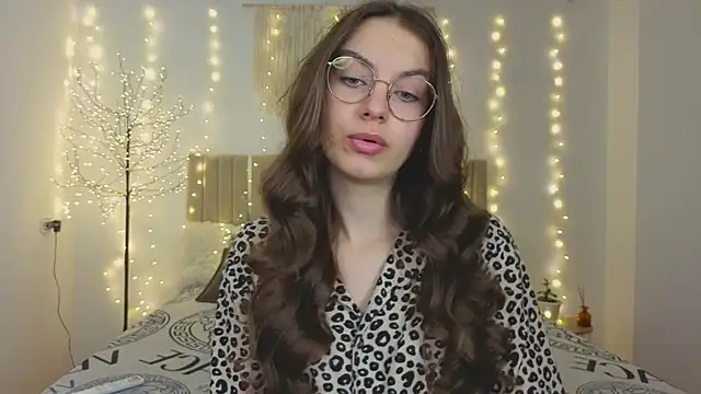 Snapshot of Real_cutie1 chatting on 12.17.25 Real cutie1 online show from 12.17.25