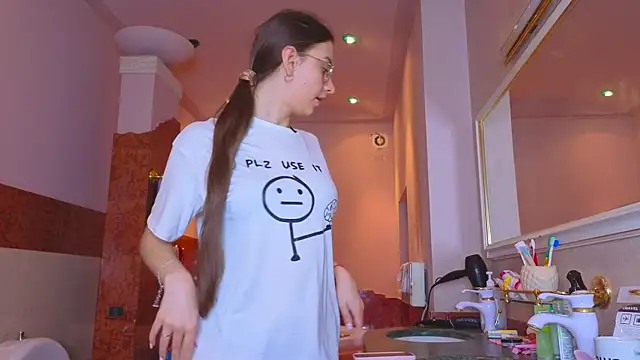 Snapshot of Real_cutie1 chatting on 12.18.25 Real cutie1 online show from 12.18.25