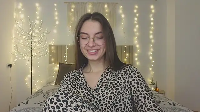 Snapshot of Real_cutie1 chatting on 12.19.25 Real cutie1 online show from 12.19.25