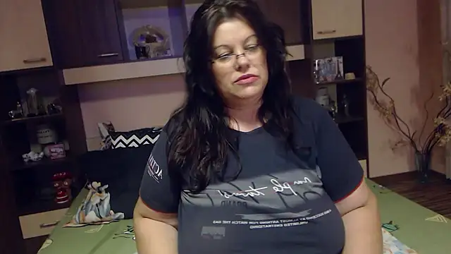 Snapshot of Claudia_71love chatting on 10.24.25 Claudia 71love online show from 10.24.25