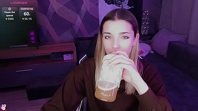 Sandy Belle online show from 12.04.25