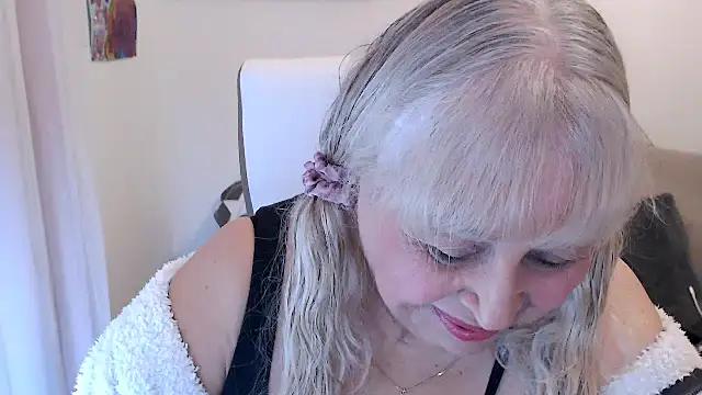 Snapshot of SusiLifeXXX chatting on 10.22.25 SusiLifeXXX online show from 10.22.25