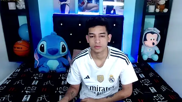 Snapshot of x_oliver_x chatting on 10.07.25 x oliver x online show from 10.07.25