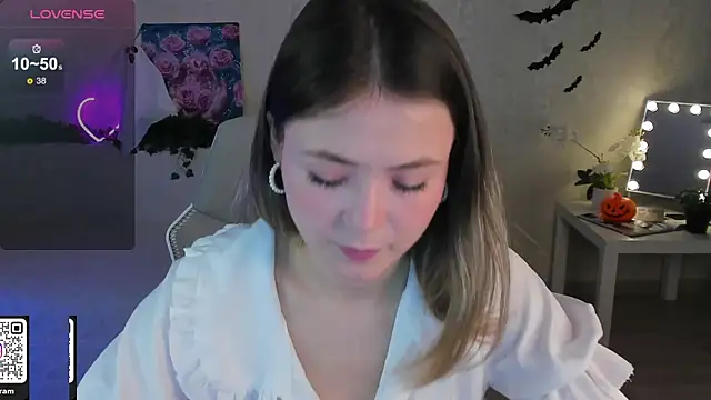 Snapshot of ArleneThomas chatting on 10.28.25 ArleneThomas online show from 10.28.25