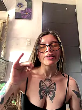 Snapshot of KoraSweett chatting on 12.16.25 KoraSweett online show from 12.16.25