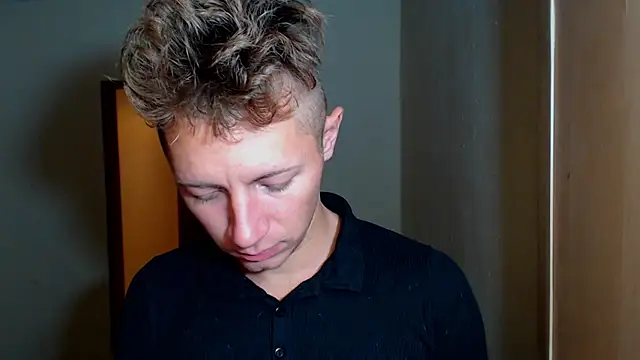 Snapshot of BlondZilla chatting on 12.04.25 BlondZilla online show from 12.04.25