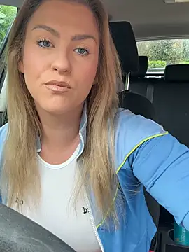 Snapshot of Charleigh_xx chatting on 10.31.25 Charleigh xx online show from 10.31.25