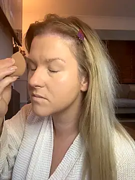 Snapshot of Charleigh_xx chatting on 11.11.25 Charleigh xx online show from 11.11.25