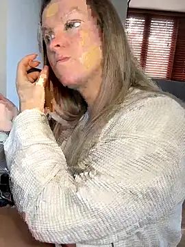 Snapshot of Charleigh_xx chatting on 11.18.25 Charleigh xx online show from 11.18.25