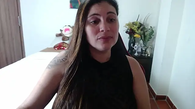 Snapshot of Secret_Bella chatting on 09.25.25 Secret Bella online show from 09.25.25