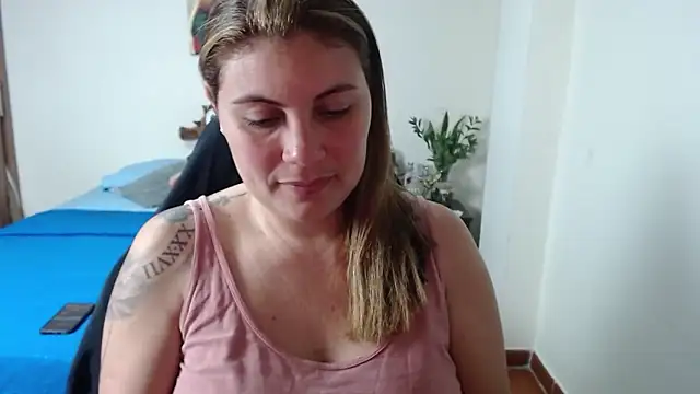 Snapshot of Secret_Bella chatting on 11.18.25 Secret Bella online show from 11.18.25