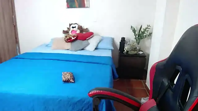 Snapshot of Secret_Bella chatting on 11.25.25 Secret Bella online show from 11.25.25