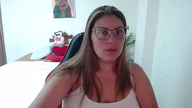 Snapshot of Secret_Bella chatting on 11.27.25 Secret Bella online show from 11.27.25