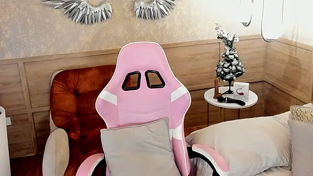 Skyyle  online show from 12.18.25