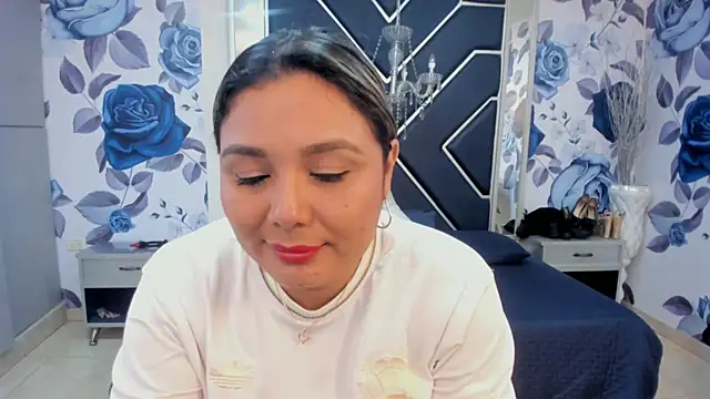 LatinaHoleQueen online show from 10.15.25