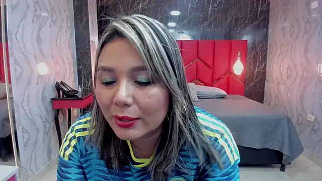 Snapshot of LatinaHoleQueen chatting on 06.17.26 LatinaHoleQueen online show from 06.17.26