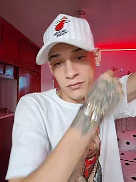 Snapshot of Ethanho0t chatting on 11.17.25 Ethanho0t online show from 11.17.25