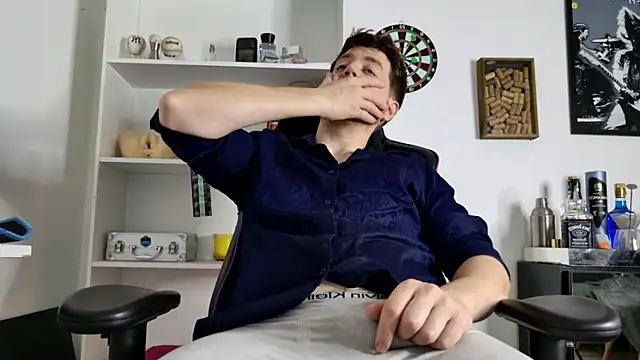 Snapshot of aaron_nvk chatting on 11.04.25 aaron nvk online show from 11.04.25