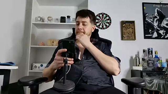 Snapshot of aaron_nvk chatting on 11.28.25 aaron nvk online show from 11.28.25