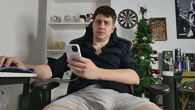 Snapshot of aaron_nvk chatting on 12.20.25 aaron nvk online show from 12.20.25