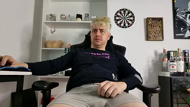 Snapshot of aaron_nvk chatting on 04.10.26 aaron nvk online show from 04.10.26