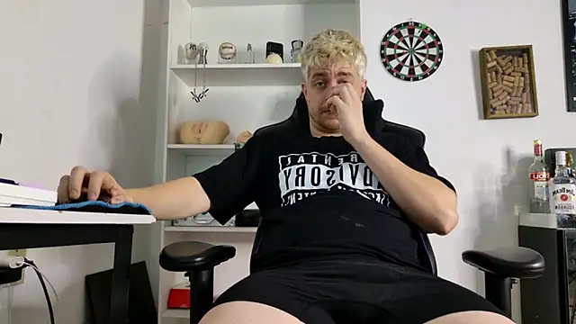 Snapshot of aaron_nvk chatting on 04.12.26 aaron nvk online show from 04.12.26