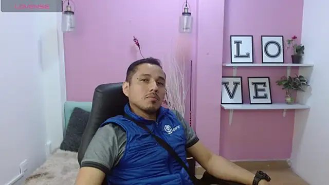 Snapshot of ColombiaStrip chatting on 10.02.25 ColombiaStrip online show from 10.02.25