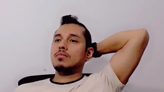 Snapshot of ColombiaStrip chatting on 10.27.25 ColombiaStrip online show from 10.27.25