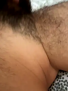 Snapshot of khloo_ chatting on 10.14.25 khloo online show from 10.14.25