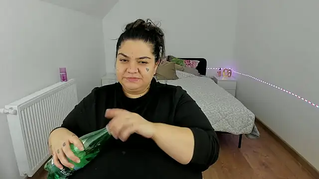 Snapshot of EvvaBBW chatting on 10.12.25 EvvaBBW online show from 10.12.25