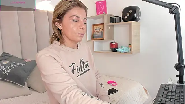 Clhoe Johnson online show from 10.03.25