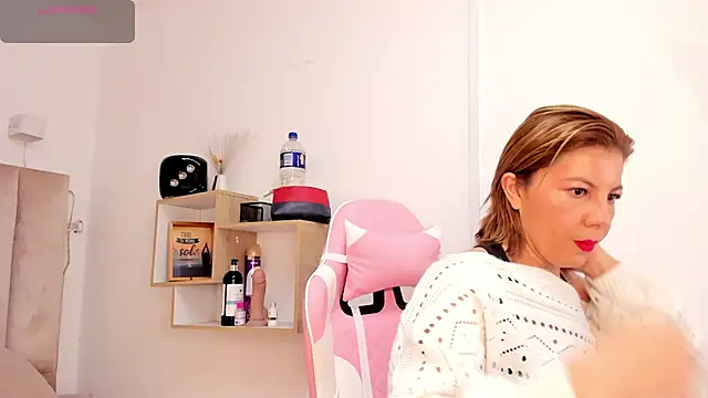 Clhoe Johnson online show from 10.06.25