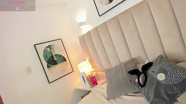 Clhoe Johnson online show from 10.17.25