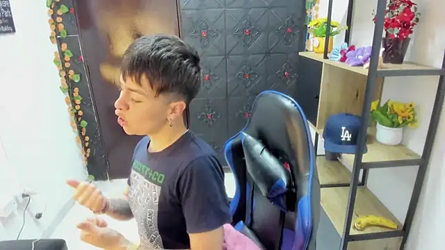 Snapshot of _Hannah_Hot chatting on 04.14.26 Hannah Hot online show from 04.14.26