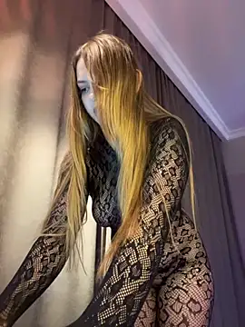 Snapshot of Nikole_Boom chatting on 09.25.25 Nikole Boom online show from 09.25.25