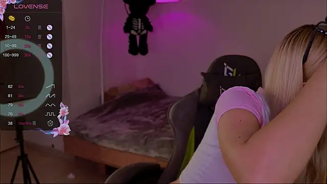 Snapshot of LeksaCandy chatting on 11.14.25 LeksaCandy online show from 11.14.25