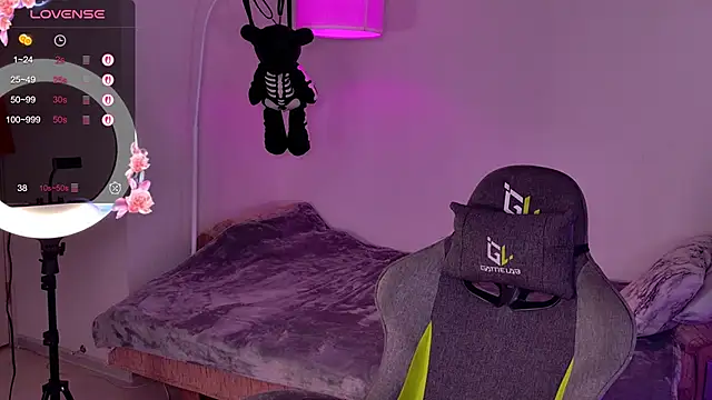 Snapshot of LeksaCandy chatting on 11.21.25 LeksaCandy online show from 11.21.25