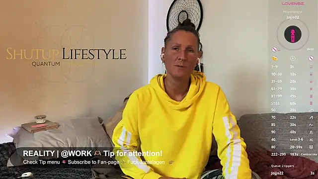 Snapshot of SwingWingWomanSweden chatting on 12.04.25 SwingWingWomanSweden online show from 12.04.25