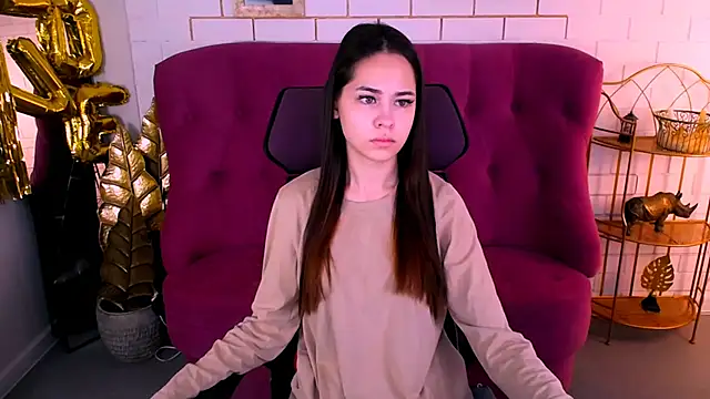 Snapshot of UliaNeer chatting on 11.17.25 UliaNeer online show from 11.17.25