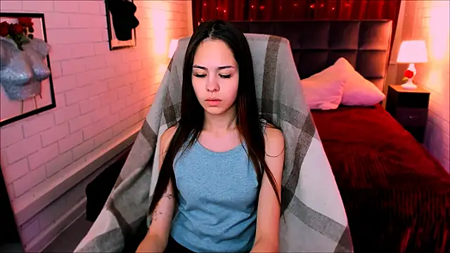 Snapshot of UliaNeer chatting on 11.25.25 UliaNeer online show from 11.25.25