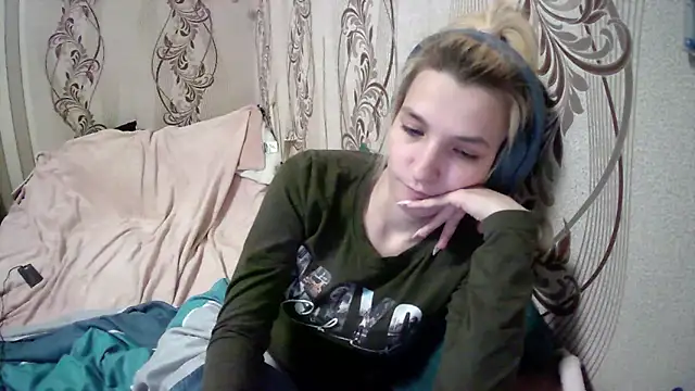 Snapshot of AlissaClark chatting on 04.30.26 AlissaClark online show from 04.30.26