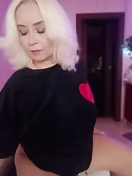 Snapshot of SquirtMilf00 chatting on 03.16.26 SquirtMilf00 online show from 03.16.26