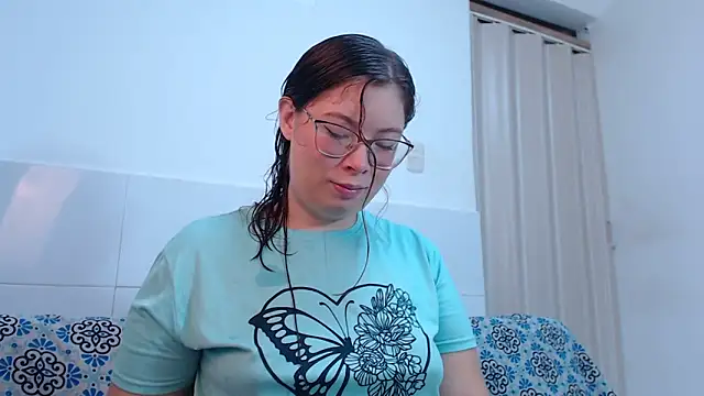 Snapshot of zoewhite2 chatting on 10.06.25 zoewhite2 online show from 10.06.25