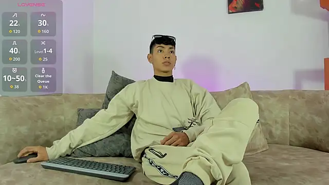 LoganTwink18 online show from 11.13.25