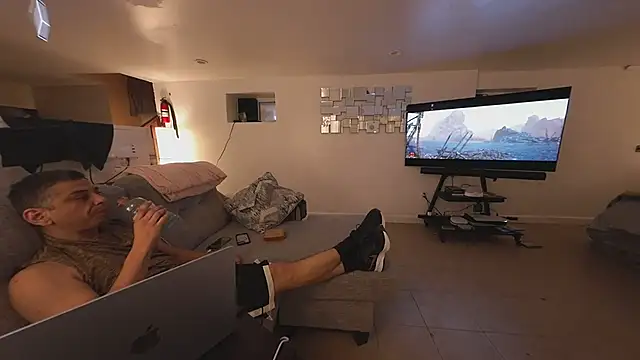 FLgUy40 online show from 11.23.25