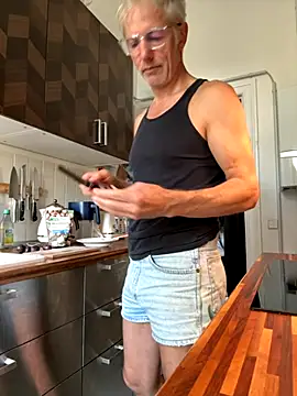 Snapshot of SexyLeon8 chatting on 09.21.25 SexyLeon8 online show from 09.21.25