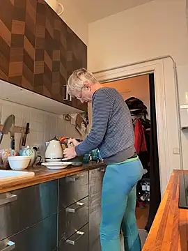 SexyLeon8 online show from 12.18.25