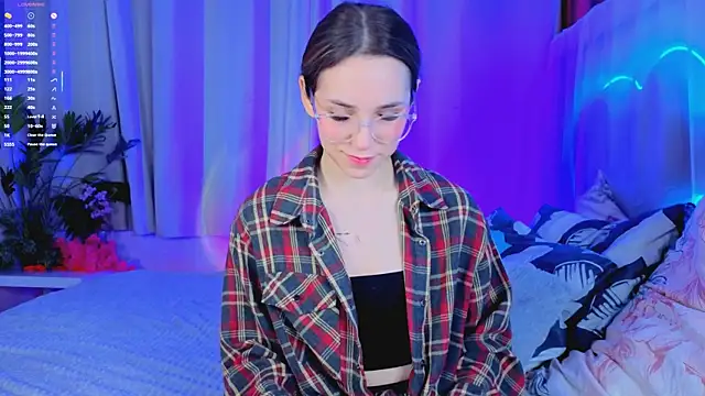 Snapshot of -CindyLou chatting on 11.22.25 -CindyLou online show from 11.22.25