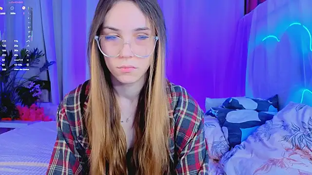 Snapshot of -CindyLou chatting on 11.30.25 -CindyLou online show from 11.30.25