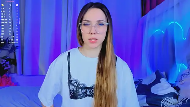 Snapshot of -CindyLou chatting on 12.03.25 -CindyLou online show from 12.03.25